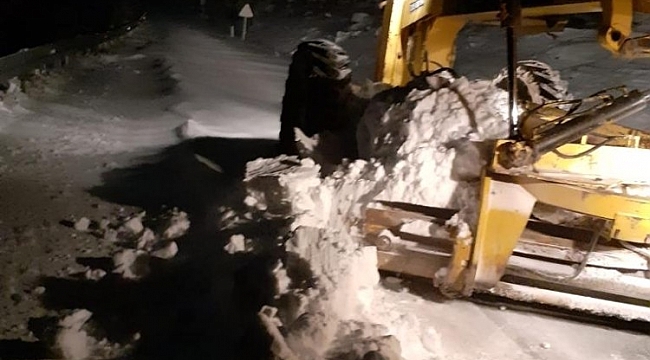 Akşehir'de yüksek mahallelerde yol açma çalışmaları sürüyor
