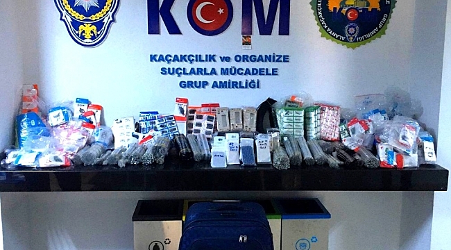 Alanya'da 55 bin 492 kaçak cep telefonu parçası ve aksesuarı ele geçirildi