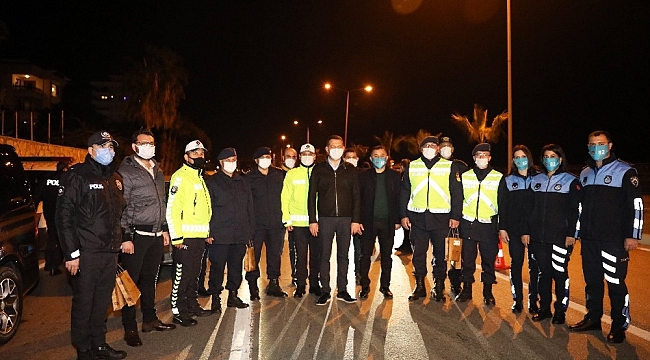 Alanya'da sağlık çalışanları ve güvenlik güçlerinin yeni yılı görevi başındayken kutlandı