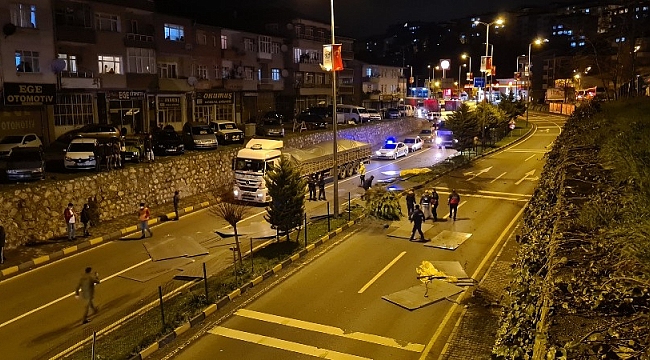 Alaplı'da seyir halindeki tırdan 10 tonluk levha saçlar yola savruldu