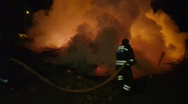 Alevlere teslim olan ahşap ev kül oldu
