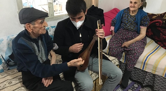 Ali dede kemençe resitali verip aşı oldu