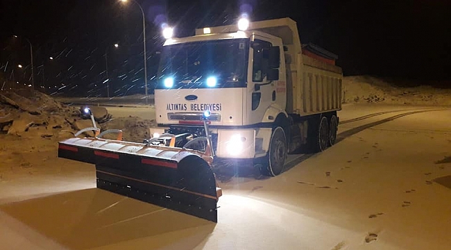 Altıntaş'ta karla mücadele aralıksız devam ediyor