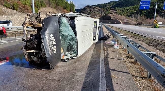 Amasya'da minibüs devrildi: 2 yaralı