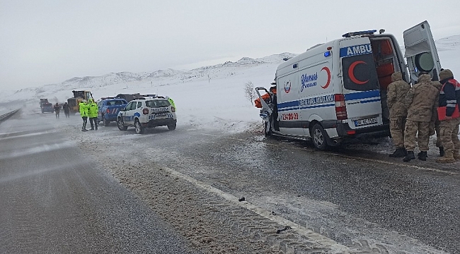 Ambulans tırla çarpıştı: 1 ölü 1 yaralı