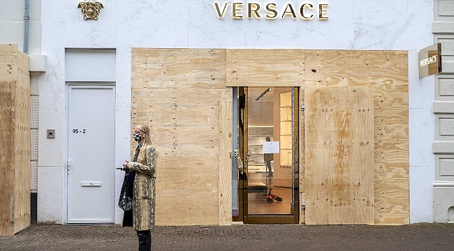 Amsterdam'da ünlü mağazalardan yağmalara karşı beton ve tahta plakalı önlem