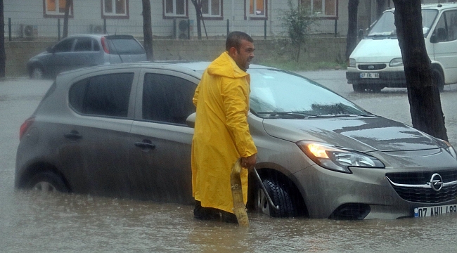 Antalya'da fırtına hayatı felç etti