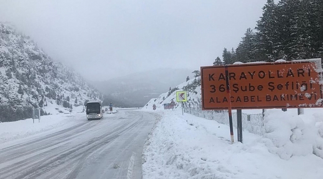 Antalya-Konya karayolunda kar kalınlığı 30 santimetreye ulaştı