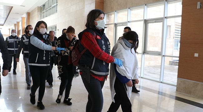 Antalya'da 'altın kızlardan'1 milyon TL'lik vurgun