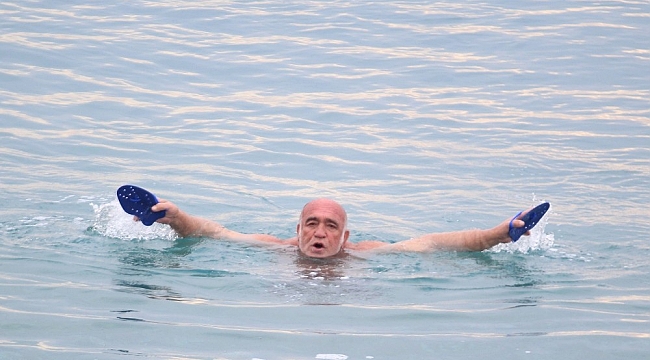 Ocak ayında denize girdi