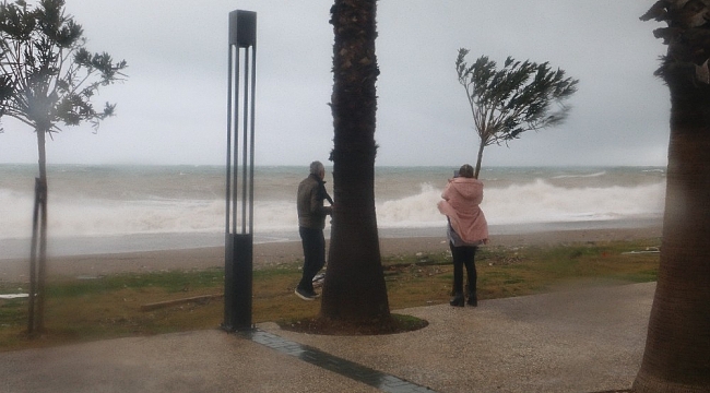 Antalya'da yarın için kuvvetli fırtına uyarısı