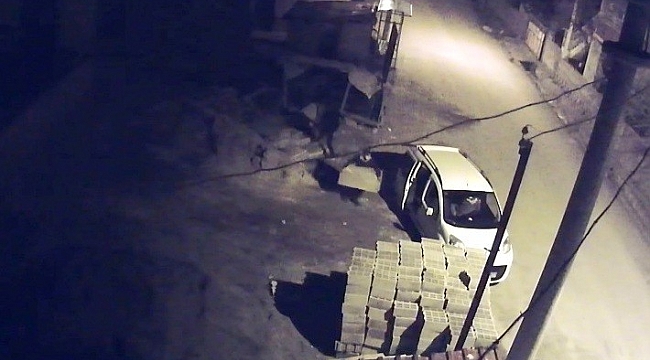 Aracın plakasını çamurla kapatan hırsızlar yakayı ele verdi