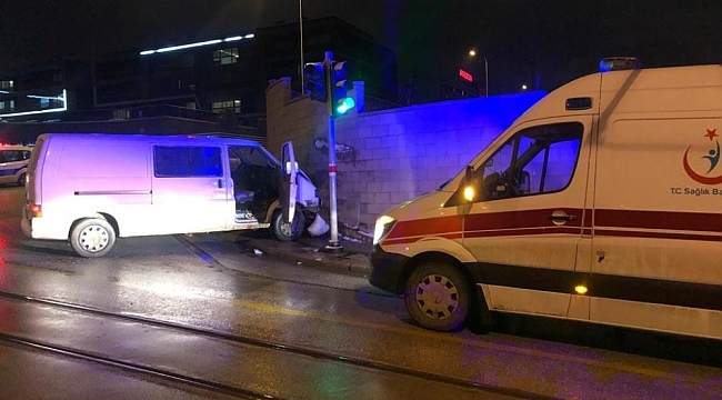 Aracıyla duvara çarpan sürücü yaralandı