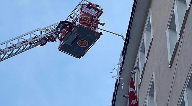 Ardahan'da çatılarda buz temizliği