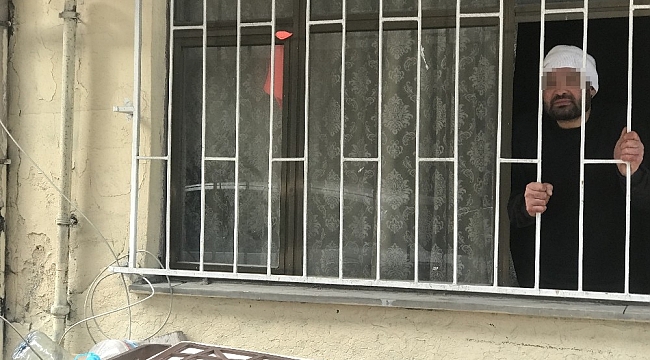 Arkadaşını bıçakladı, "Ne oldu" diyerek camdan gazetecilere meyve uzattı