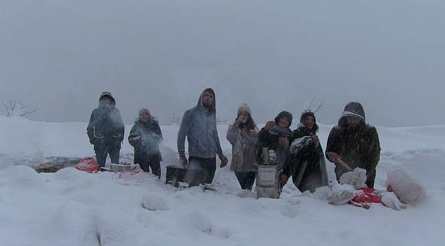 Artvin'de kar nedeniyle yolda kalan vatandaşlar çileyi eğlenceye çevirdi