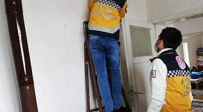 Aşı için eve giden sağlık ekipleri yatalak vatandaşın sobasını kurdu