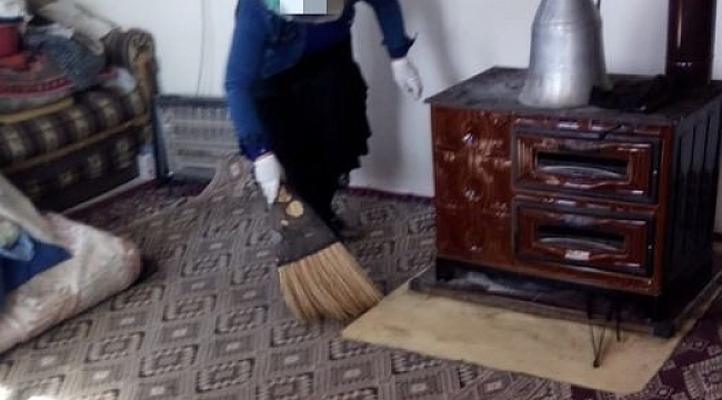 Aşı vurmaya gittiği yaşlı kadının evini süpürdü