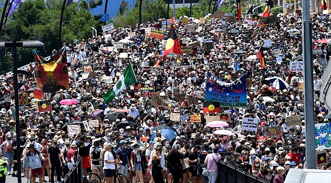 Avustralya Günü kutlamalarında yerlilerden protesto