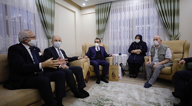 Bakan Dönmez, Soma'da ilk doğalgaz abonesinin evini ziyaret etti