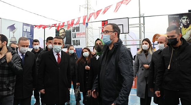 Bakan Kasapoğlu, çocuklarla voleybol oynadı