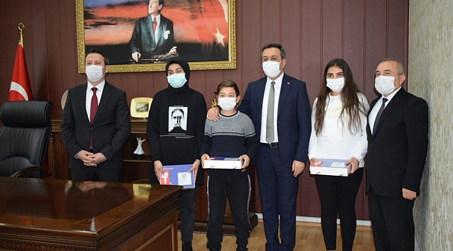 Bakan yardımcısından şehit ve gazi çocuklarına bilgisayar