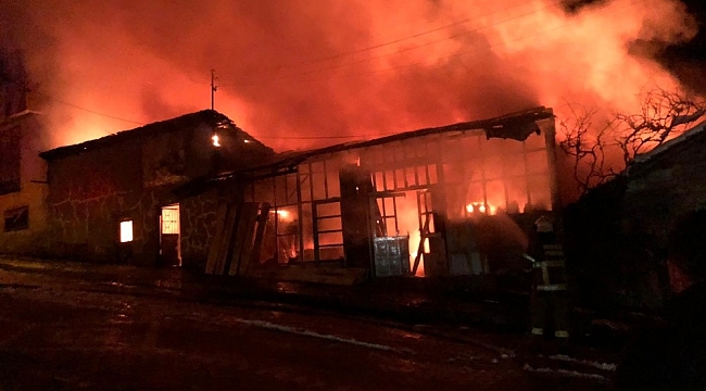 Balıkesir'de 2 işyeri alevlere teslim oldu
