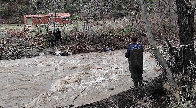 Balıkesir'de köprü yıkılması sonucu mahsur kalan baba ve oğlunu itfaiye kurtardı