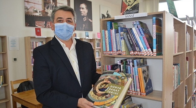 Bankadan kredi çekerek açtığı kütüphaneye 7 bin 500 kitap sığdırdı