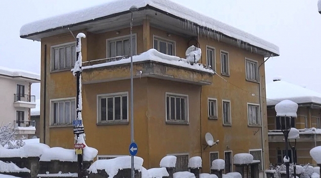 Bartın'da bir metrelik buz sarkıtları oluştu