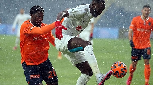 Başakşehir - Sivasspor maçında yoğun kar yağışı