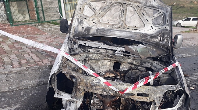 Başakşehir'de alevler içinde kalan araçtan son anda indi