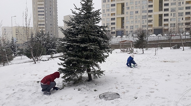 Başakşehir'de çocuklar kartopu oynayıp, tepsiyle kaydılar