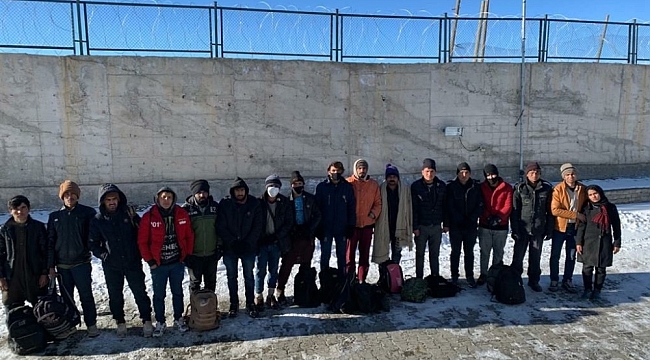 Başkale'de 17 düzensiz göçmen yakalandı