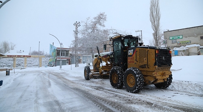 Başkale'de kar yağışı