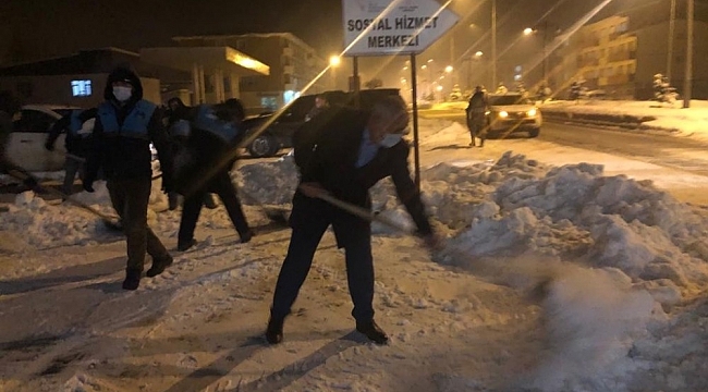Başkan Ensari eline kürek alıp kar temizledi