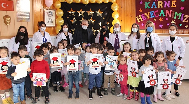 Başkan Sarı minik öğrencilere karne dağıttı