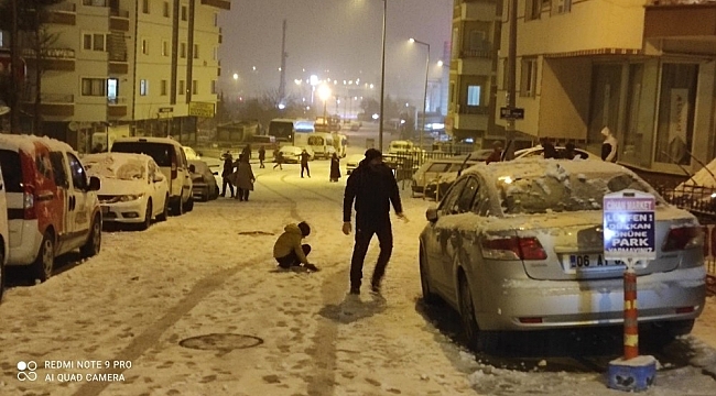 Başkent'te kar yağışı sokak kısıtlamasını unutturdu