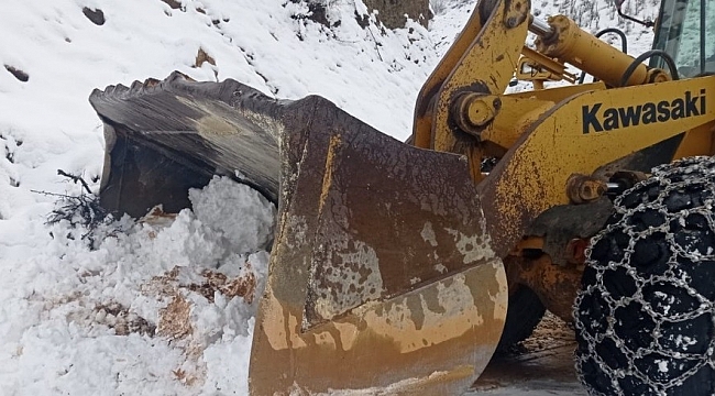 Batman'da köy yollarında kar temizleme çalışmaları aralıksız devam ediyor