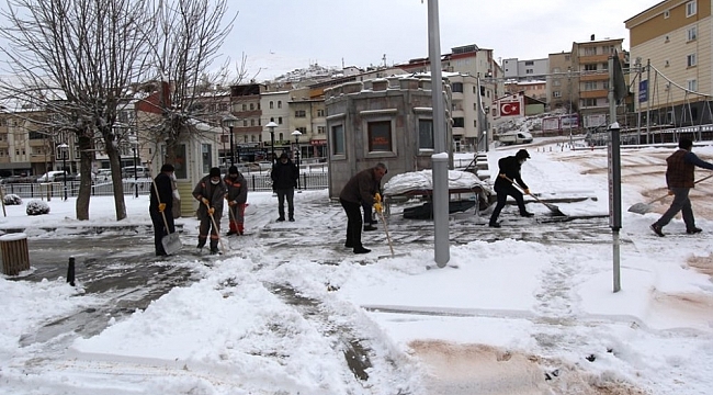 Bayburt ve Erzincan'da belediye ekiplerinden kar mesaisi