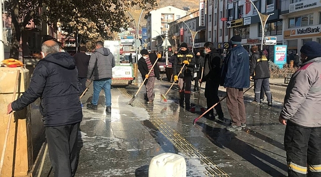 Bayburt'ta Covid- 19 tedbirleri kapsamında cadde ve sokaklarda temizlik devam ediyor