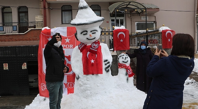 Bayraklarla donatılan kardan adam, ilgi odağı oldu