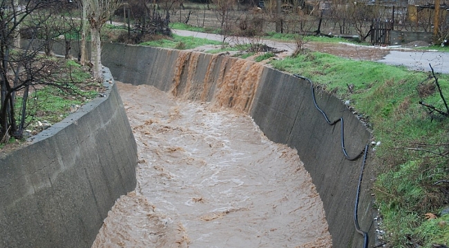Bayramiç'te şiddetli yağış hayatı felç etti
