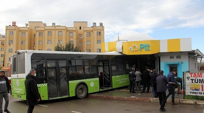 Belediye otobüsü PTT şubesine ok gibi saplandı