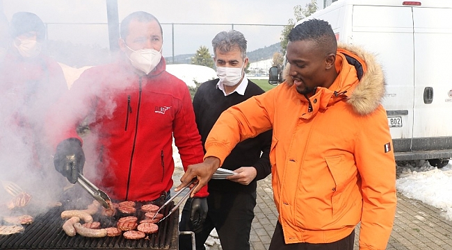 Beşiktaşlı futbolcular barbekü partisinde bir araya geldi