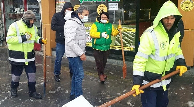 Besni'nin kaldırımları kardan temizleniyor