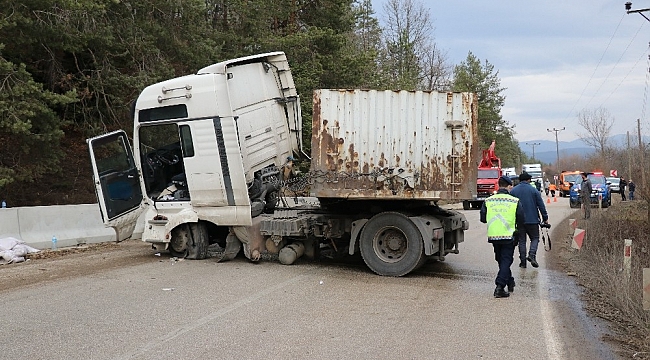 Beton bariyerlere çarpan tır Abant yolunu kapattı: 2 yaralı