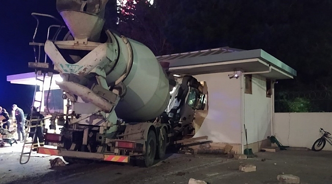 Beton mikseri fabrikanın güvenlik kulübesine çarptı