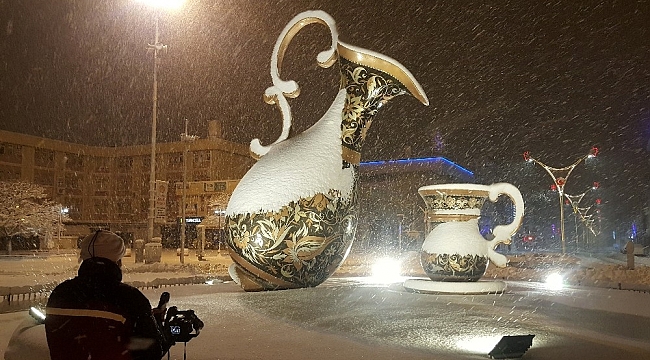 Beyaz gelinliğini giyinen Erzincan'da kartpostallık görüntüler oluştu