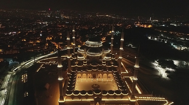 Beyaz örtüye bürünen Çamlıca Camii hayran bıraktı